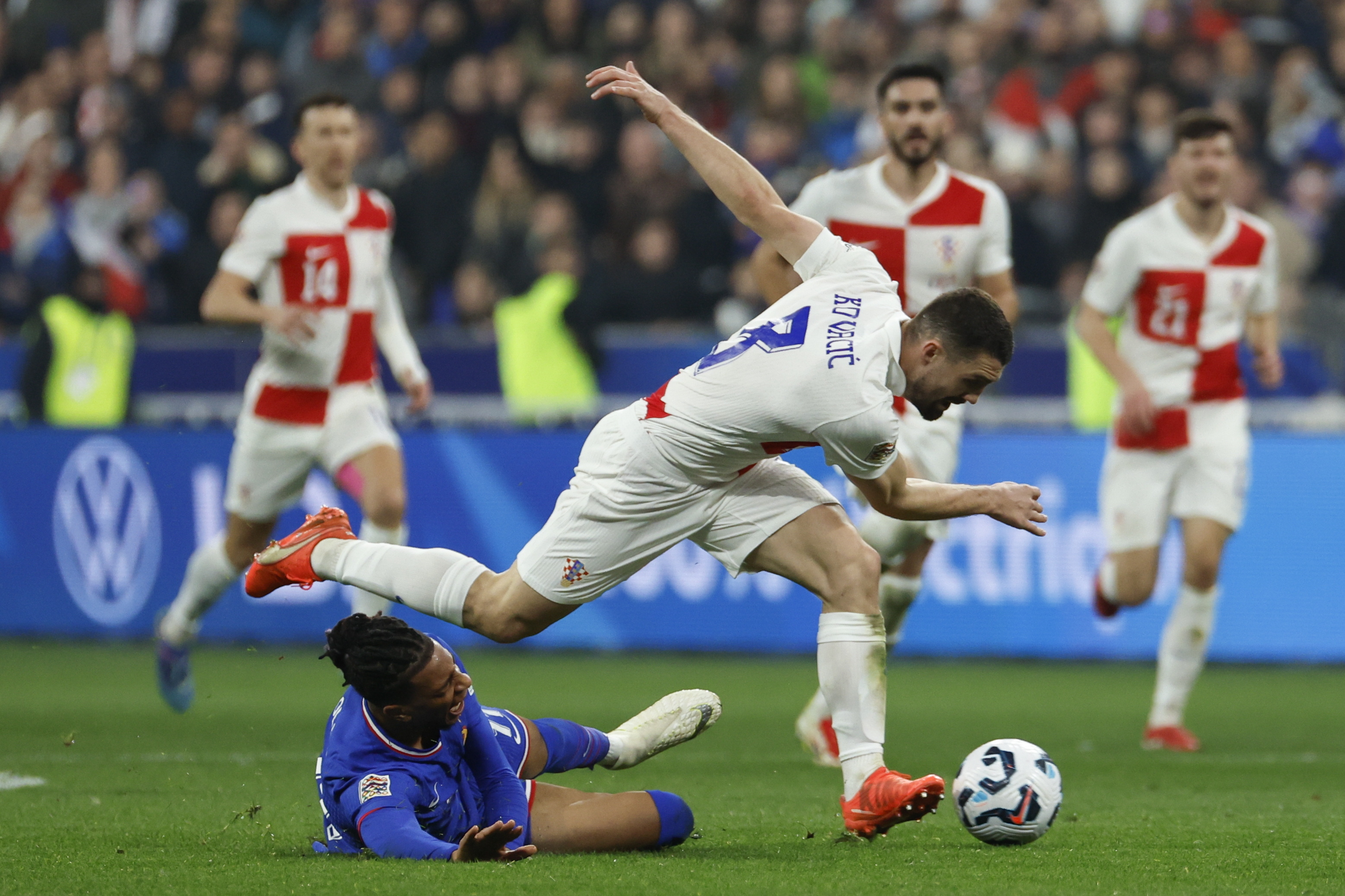 开云体育app-欧国联决赛拉开帷幕，各国强队展开对决