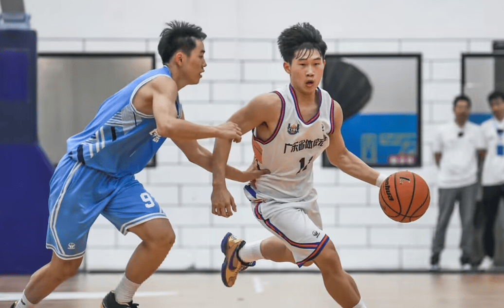 广东男篮球星联手,备战新赛季冲刺 广东男篮球星联手,备战新赛季冲刺