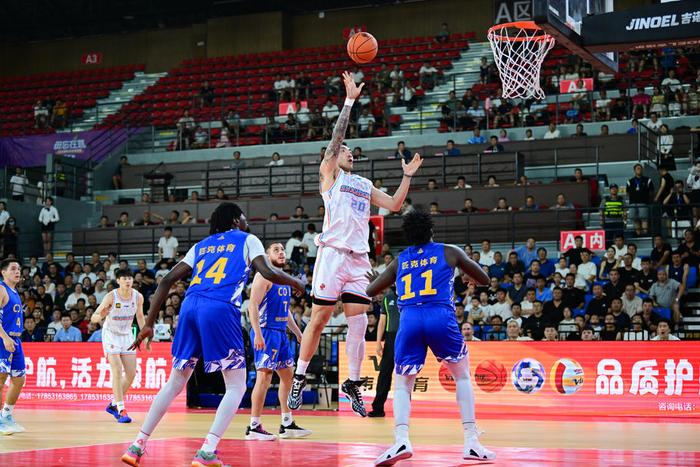 开云APP-关于海外篮球赛事全面开赛，国际球员共同竞技体现体育精神的信息