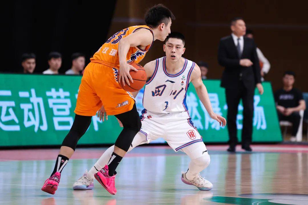 双方队伍鏖战到底,胜负难分 双方队伍鏖战到底,胜负难分