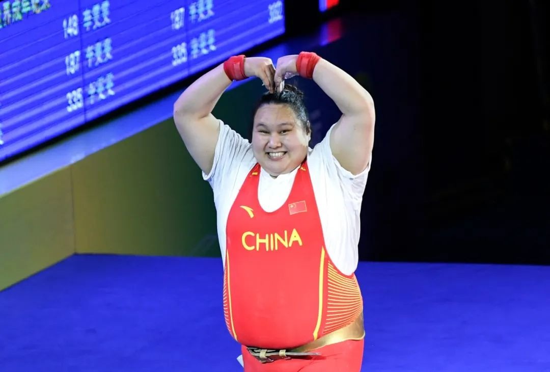 关于哥伦比亚运动员在举重比赛中表现出色，勇夺多枚奖牌的信息