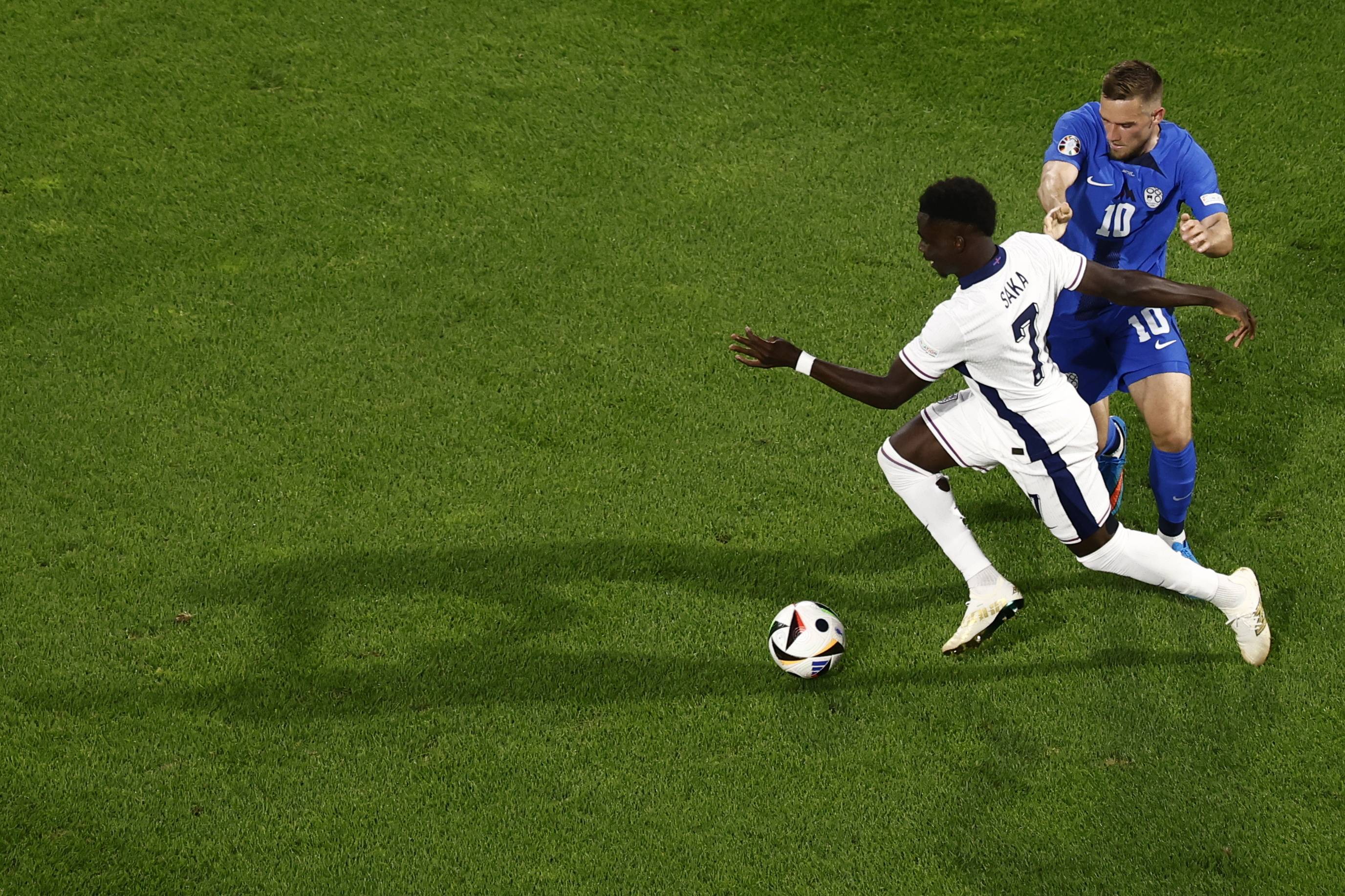 关于足球比赛精彩抢眼，引发无数观众狂欢的信息