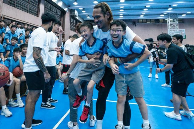 关于纳什篮球训练营开幕小球员接受专业指导备战赛季的信息