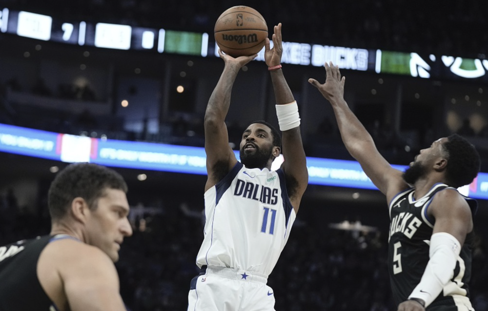 雄鹿客场逆转独行侠，取得四连胜