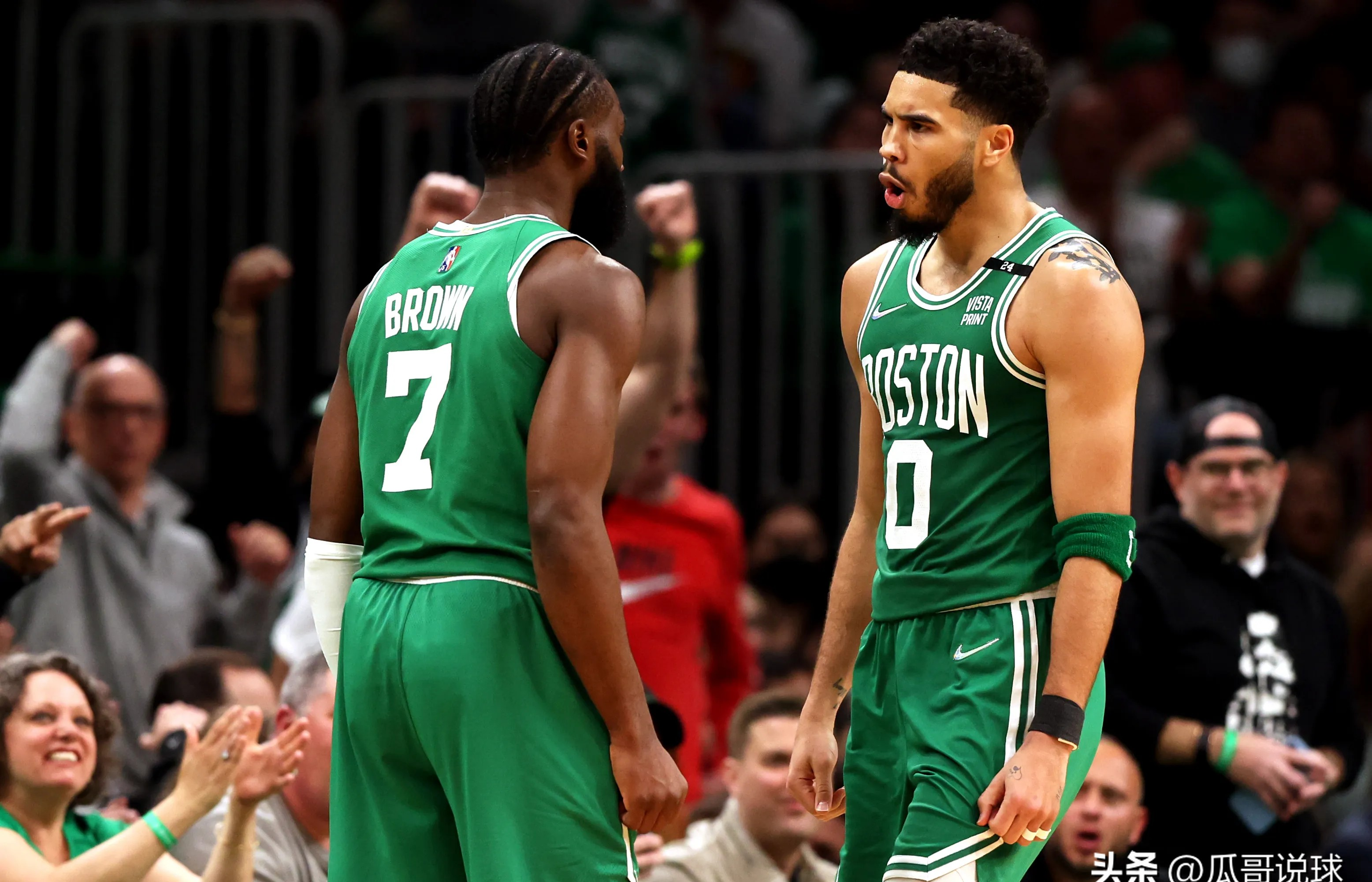 凯尔特人队球员接受采访，分享胜利喜悦的简单介绍