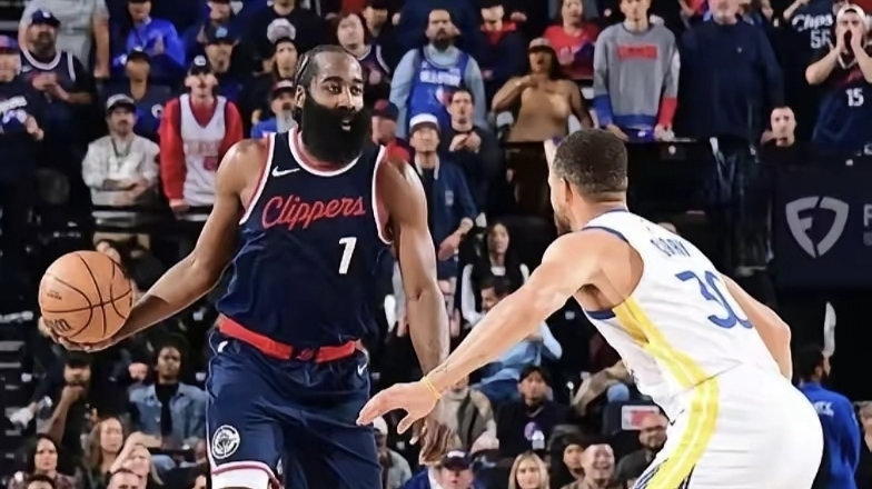 开云体育-篮球赛事中勇士战胜对手成功落败