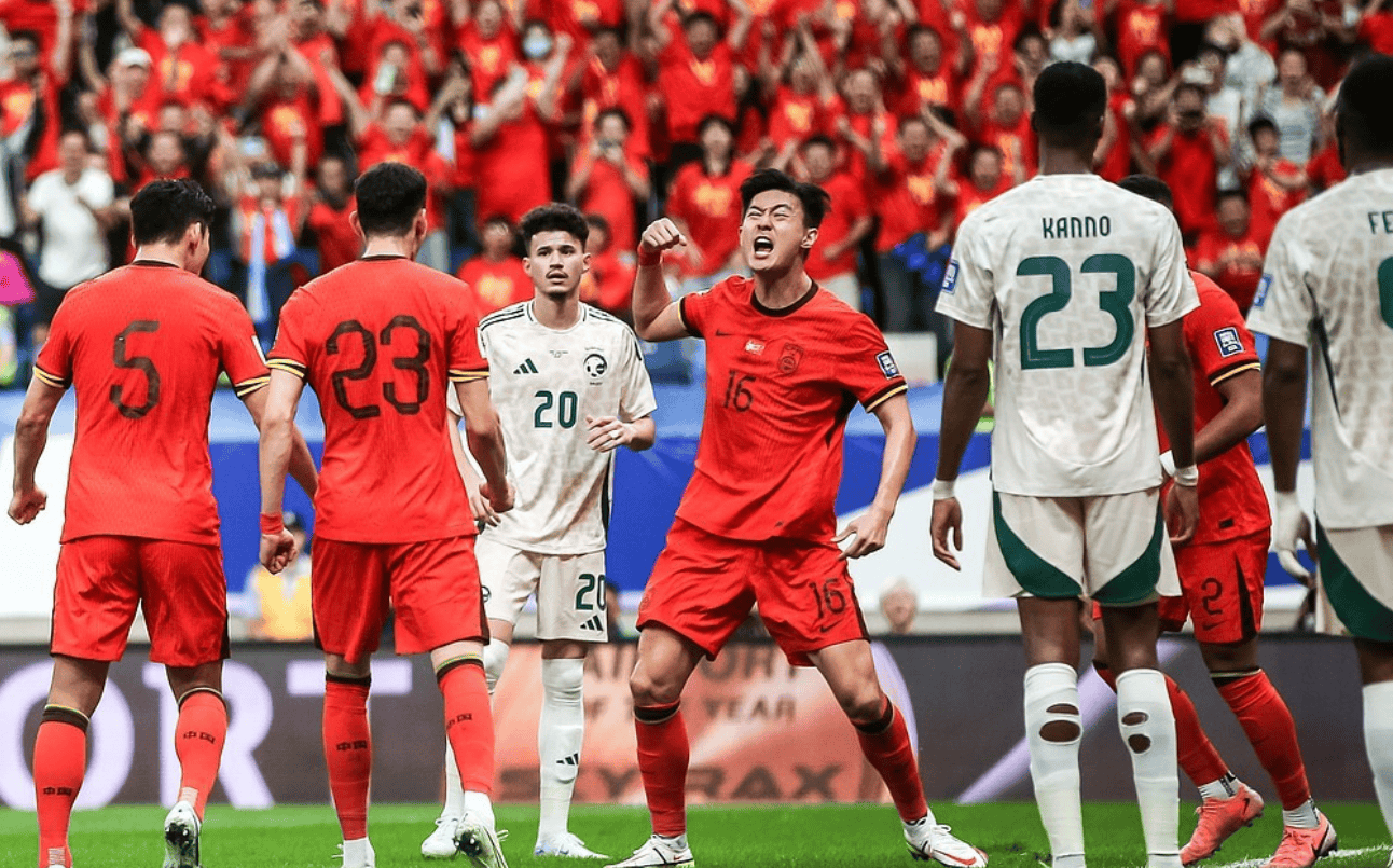 紧张对决中,球队发挥出色取得胜利 紧张对决中,球队发挥出色取得胜利