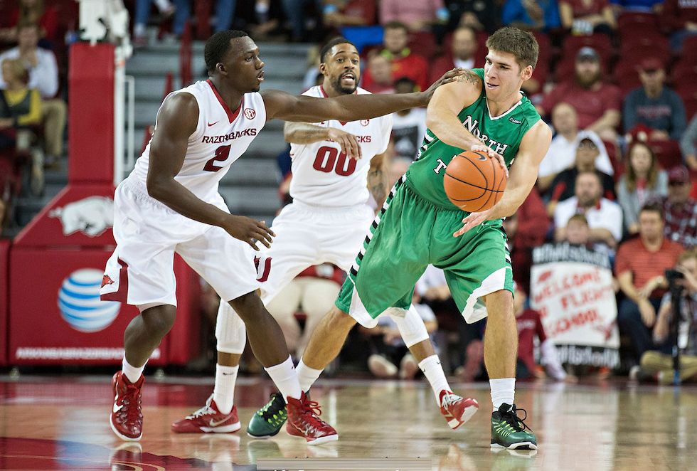 美洲篮球联赛混战不休，强弱对决激烈