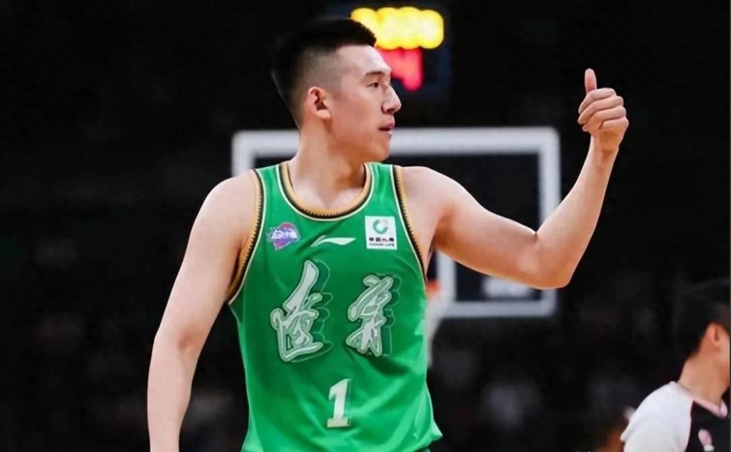 球员个人表现出色,成为全场焦点 球员个人表现出色,成为全场焦点