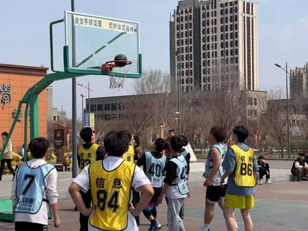 篮球赛场上绽放精彩,球员技术精湛 篮球赛场上绽放精彩,球员技术精湛